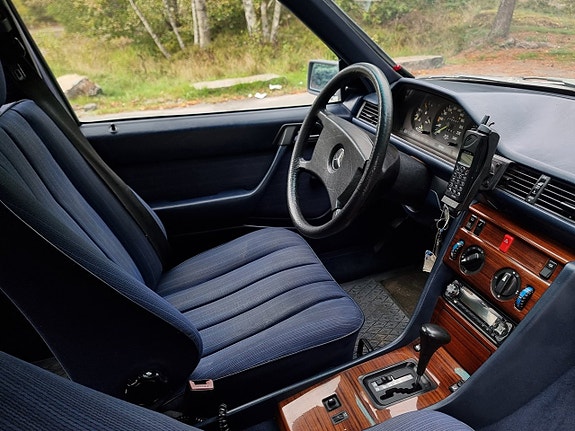 Mercedes-Benz 300 E 13 of 17