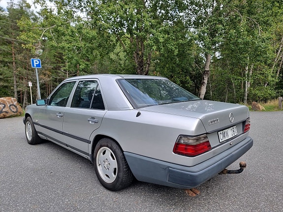 Mercedes-Benz 300 E 6 of 17