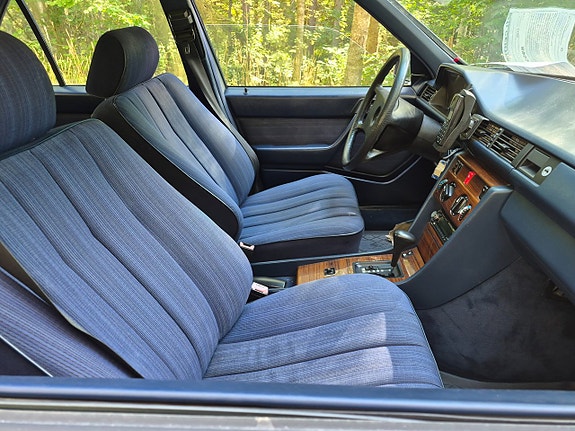 Mercedes-Benz 300 E 22 of 28