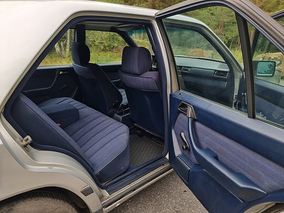 Mercedes-Benz 300 E 10 of 17