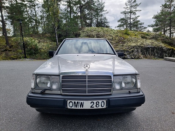 Mercedes-Benz 300 E 2 of 5