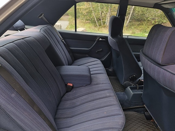 Mercedes-Benz 300 E 9 of 17