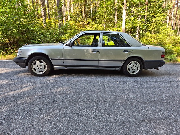 Mercedes-Benz 300 E 5 of 28
