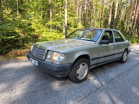 Mercedes-Benz 300 E 2 of 28