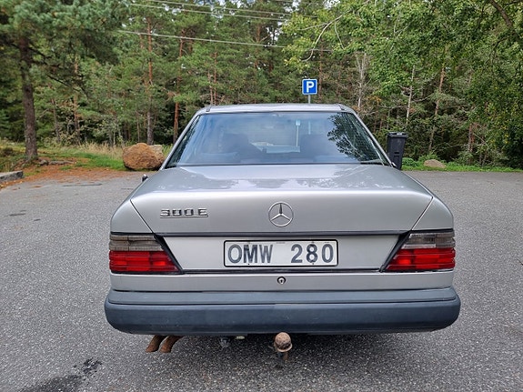 Mercedes-Benz 300 E 7 of 17