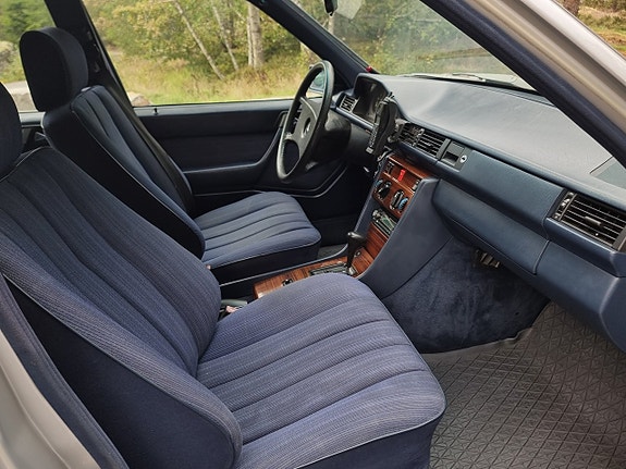 Mercedes-Benz 300 E 11 of 17