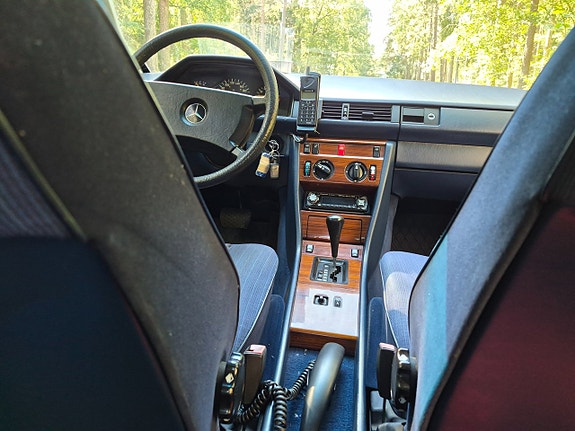 Mercedes-Benz 300 E 20 of 28