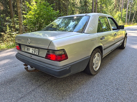 Mercedes-Benz 300 E 26 of 28