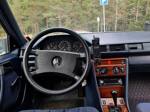 Mercedes-Benz 300 E 16 of 17