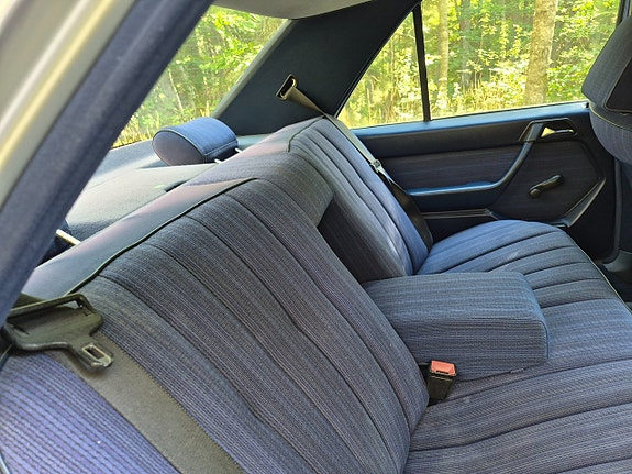 Mercedes-Benz 300 E 21 of 28