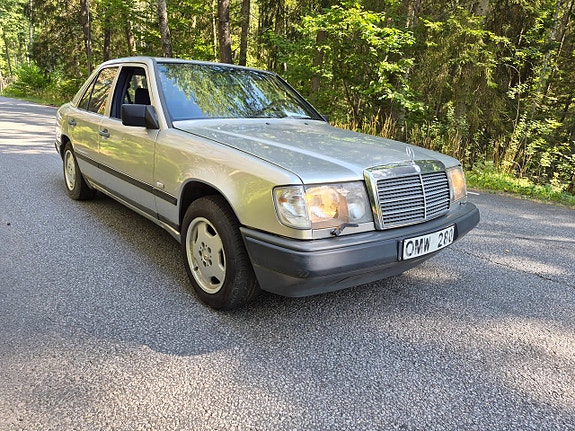 Mercedes-Benz 300 E 25 of 28