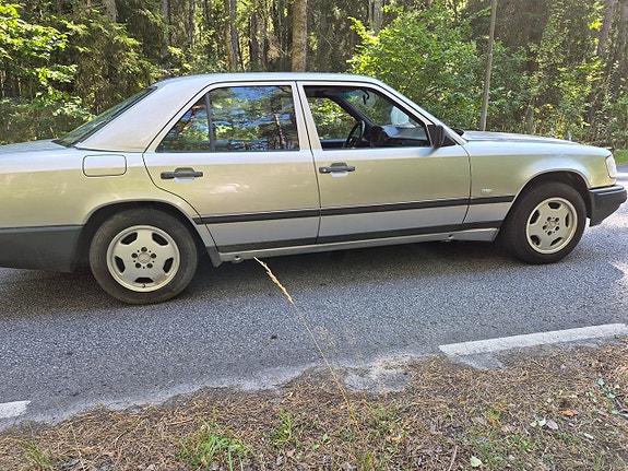 Mercedes-Benz 300 E 23 of 28