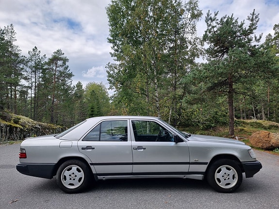 Mercedes-Benz 300 E 4 of 5