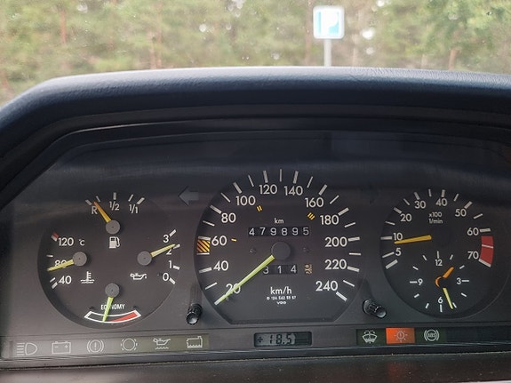 Mercedes-Benz 300 E 17 of 17