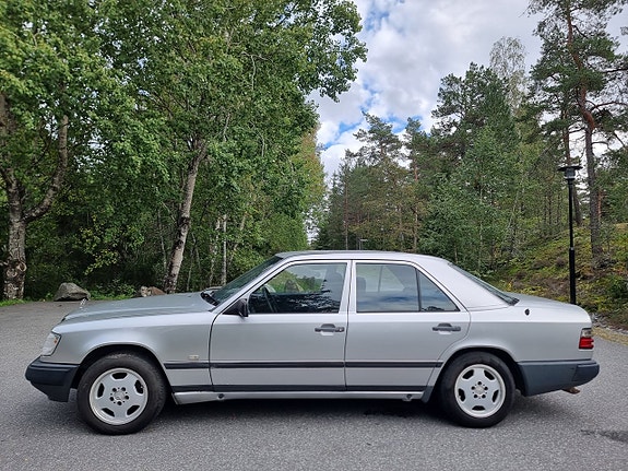 Mercedes-Benz 300 E 8 of 17