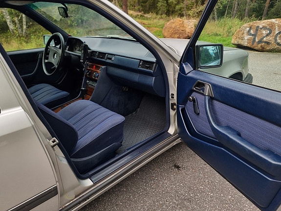 Mercedes-Benz 300 E 14 of 17