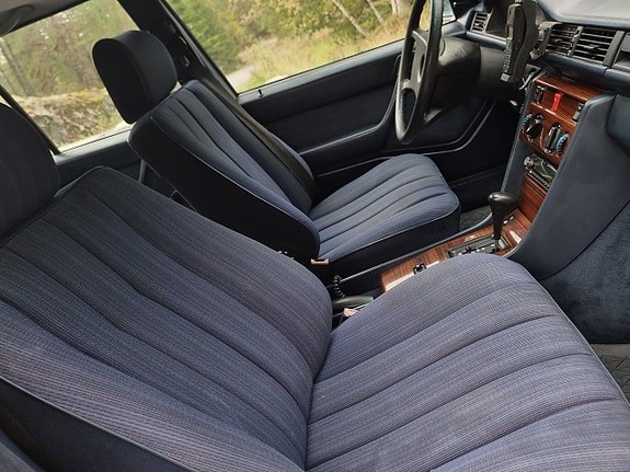 Mercedes-Benz 300 E 12 of 17