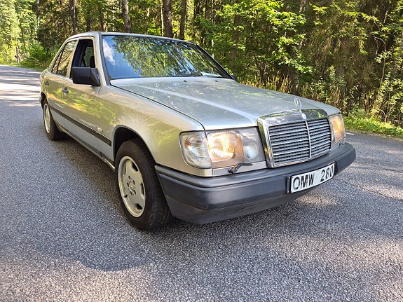 Mercedes-Benz 300 E 24 of 28