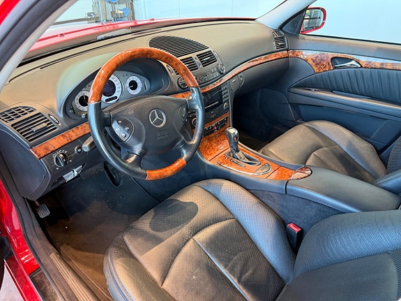 Mercedes-Benz E320 4 of 5