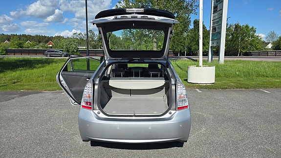 Toyota Prius 4 of 5