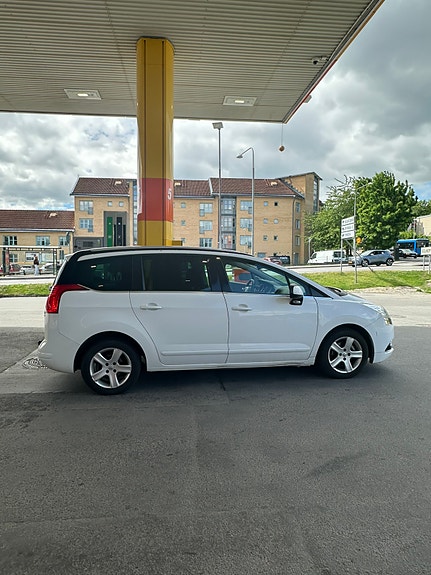 Peugeot 5008 3 of 5