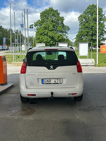 Peugeot 5008 2 of 5
