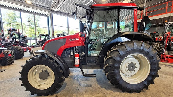 Valtra A83 / Skyddsplåtar / 811 timmar