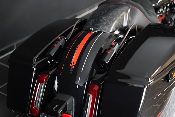 Harley-Davidson FLTRXSTSE CVO Road Glide ST 10 of 18