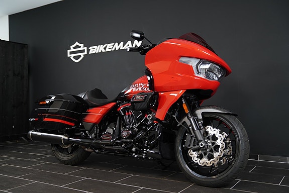 Harley-Davidson FLTRXSTSE CVO Road Glide ST 2 of 18