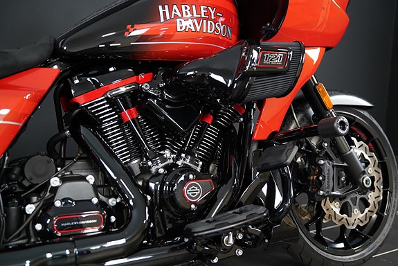 Harley-Davidson FLTRXSTSE CVO Road Glide ST 7 of 18
