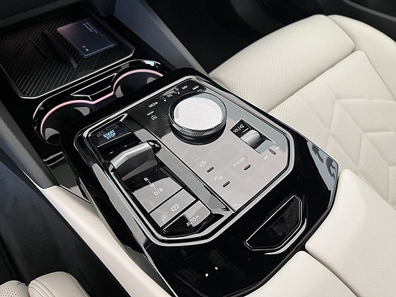 BMW i5 8 of 14
