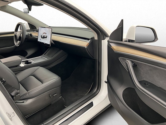 Tesla Model Y 22 of 30