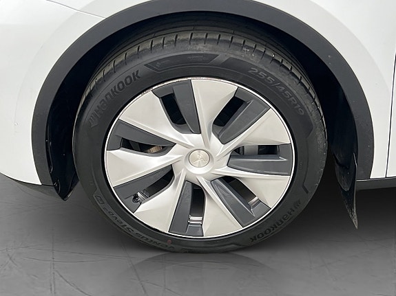 Tesla Model Y 29 of 30