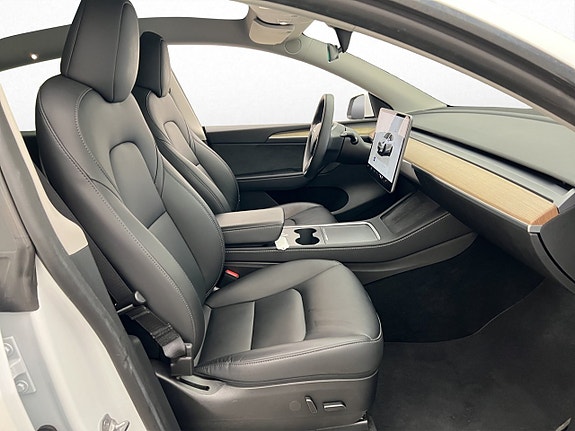 Tesla Model Y 23 of 30