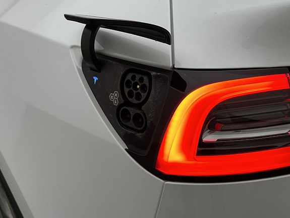 Tesla Model Y 27 of 30