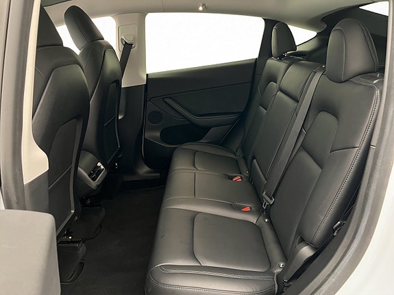 Tesla Model Y 24 of 30