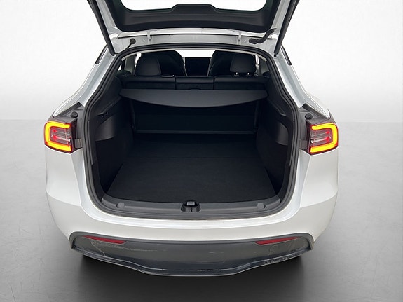 Tesla Model Y 8 of 30