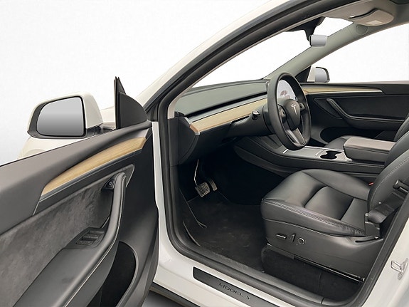 Tesla Model Y 9 of 30