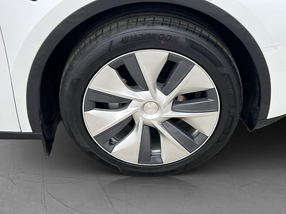 Tesla Model Y 28 of 30