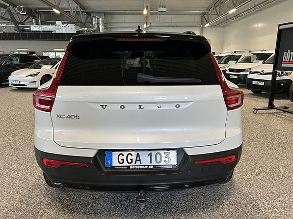 Volvo XC40 3 of 5