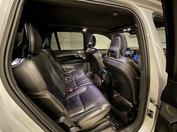Volvo XC90 10 of 17