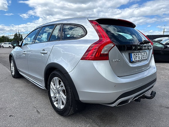 Volvo V60 Cross Country 2 of 5