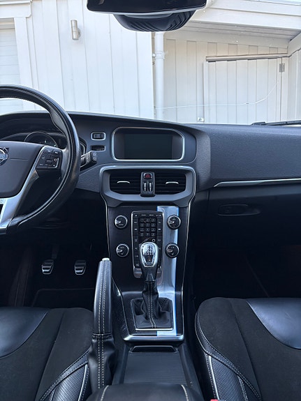 Volvo V40 2 of 7