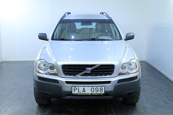 Volvo XC90 2 of 14