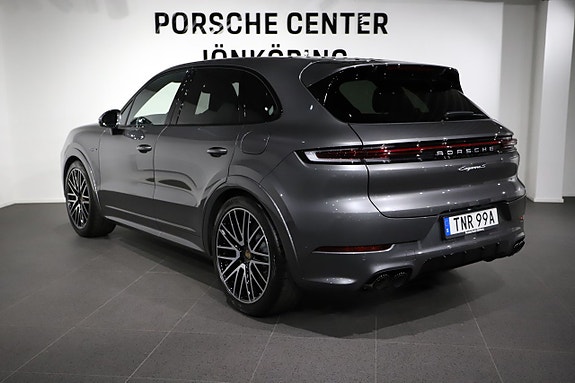 Porsche Cayenne S 3 of 5