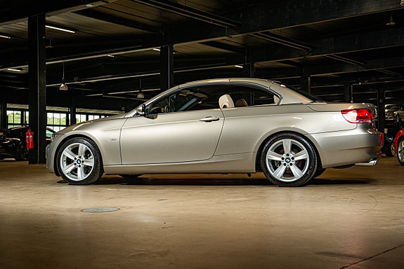 BMW 325i 3 of 5