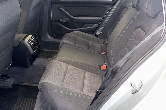 Volkswagen Passat 9 of 11