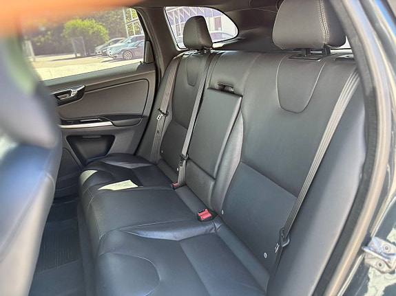 Volvo XC60 10 of 15