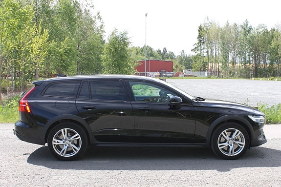 Volvo V60 Cross Country 3 of 5