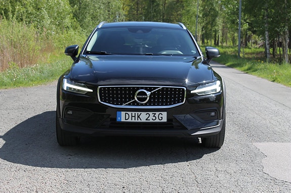 Volvo V60 Cross Country 2 of 5